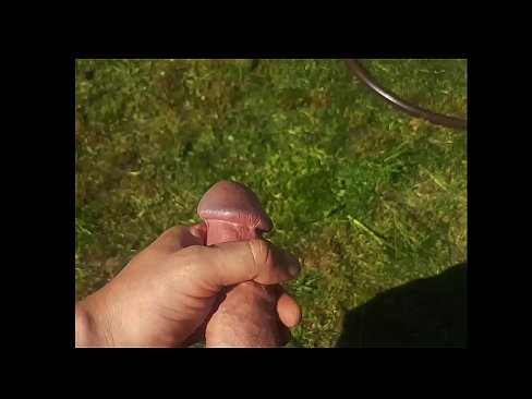 ❤️ Keçika germ di bexçeyek havînê de pisîka xwe ya pembe diqelişe û bi şuştinê dixe. Pornoya spehî li porno ku.pornokey.ru ❌