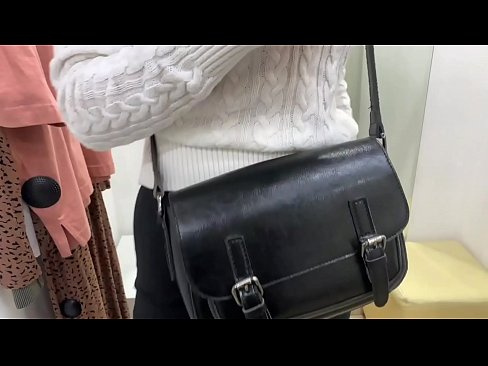 ❤️ Masturbasyona giştî ya keçika ciwan FeralBerry bi dilopek li jûreya fitarê Pornoya spehî li porno ku.pornokey.ru ❌
