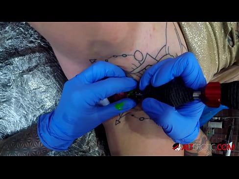 ❤️ Keçika pir tattookirî Sully Savage tattooek li ser klîtorê xwe kir. Pornoya spehî li porno ku.pornokey.ru ❌
