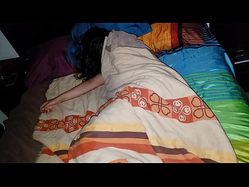 ❤️ Stepson dema ku di xew de ye, xatirê dayika xwe ya ciwan dike. Pornoya spehî li porno ku.pornokey.ru ❌